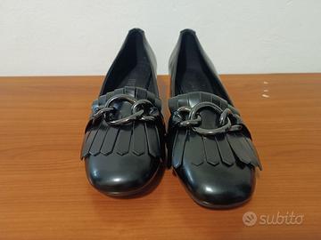 Mocassini neri con frange Lora Ferres