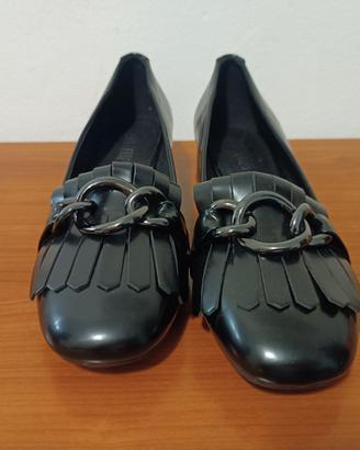 Mocassini neri con frange Lora Ferres