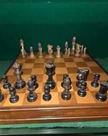 scacchiera con pedine in corno brasiliano