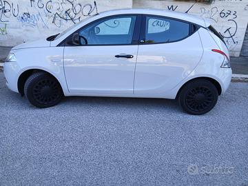 LANCIA Y ELEFANTINO