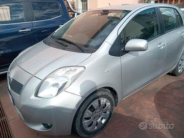 Toyota Yaris 1.3 5 porte Luna cambio automatico