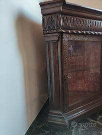 COPPIA DI VETRINETTE ANGOLARI IN LEGNO INTAGLIATO 