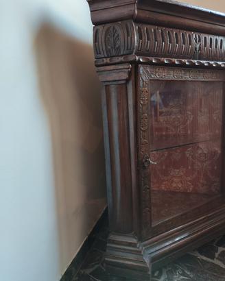 COPPIA DI VETRINETTE ANGOLARI IN LEGNO INTAGLIATO 