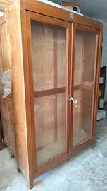 Mobile con ante a vetri