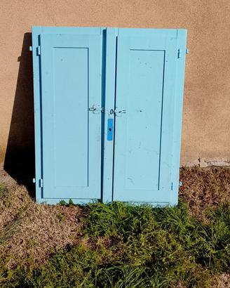 Finestre in legno con scurini