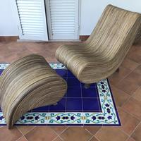 Poltrona e poggiapiedi in giunco / rattan