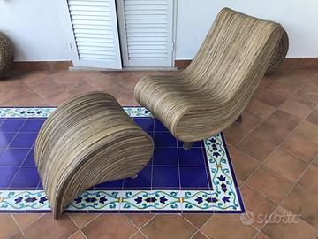 Poltrona e poggiapiedi in giunco / rattan