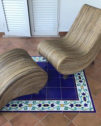 Poltrona e poggiapiedi in giunco / rattan