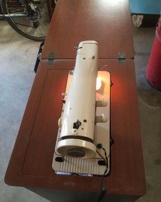 Macchina da cucire con mobile