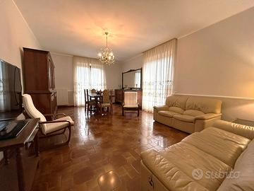 Ampio quadrilocale in buono stato