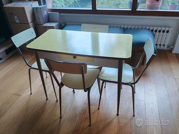 Tavolo e sedie in formica