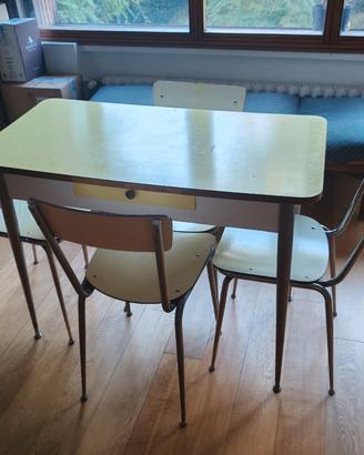 Tavolo e sedie in formica