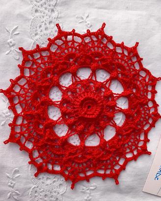 centrini all'uncinetto piccoli rosso e oro 