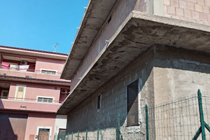 Rustico su 2 livelli su strada principale