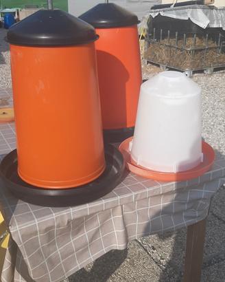 mangiatoia e abbevearatoio per avicoli 