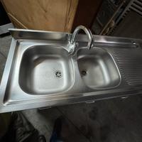 Lavandino con mobile e miscelatore