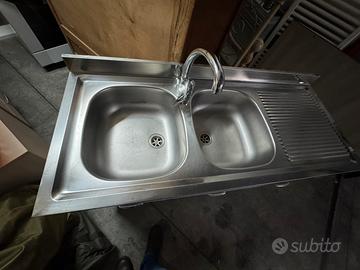 Lavandino con mobile e miscelatore