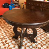 Tavolo rotondo con sedie