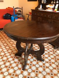 Tavolo rotondo con sedie