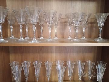 set di bei bicchieri