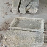 Trachite euganea, un lavello e quattro paracarri.