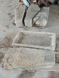 Trachite euganea, un lavello e quattro paracarri.