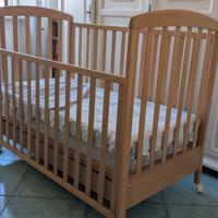 Lettino in legno per bambini