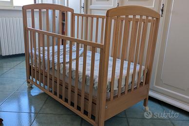 Lettino in legno per bambini