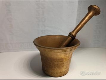 antico mortaio in ottone