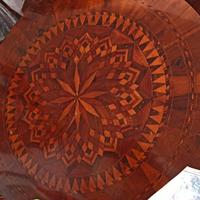 Tavolo rotondo intarsiato