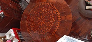 Tavolo rotondo intarsiato
