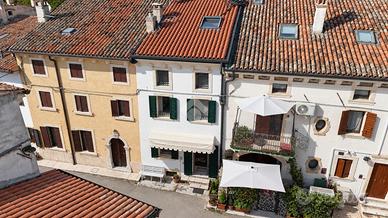 CASA DI CORTE A MEZZANE DI SOTTO