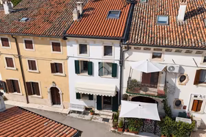 CASA DI CORTE A MEZZANE DI SOTTO
