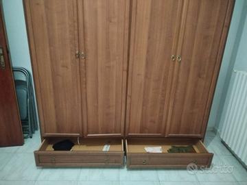 Armadio a quattro ante e due cassetti