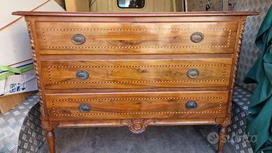 Comò in legno con intarsi e maniglie