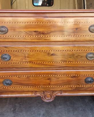 Comò in legno con intarsi e maniglie