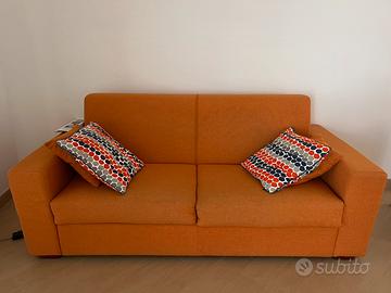 Divano letto color arancio con cuscini inclusi