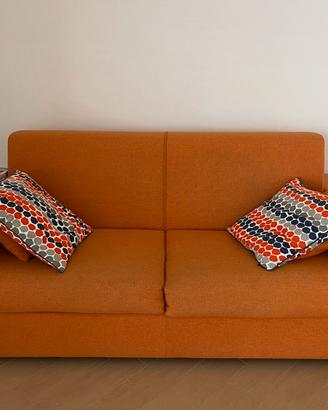 Divano letto color arancio con cuscini inclusi