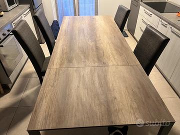 Tavolo effetto legno