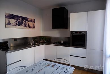 Cucina modulnova bianca con top in acciao 230x310