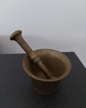Mortaio con pestello antico