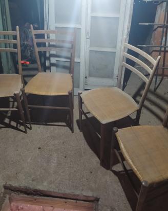 Vecchie sedie da restaurare