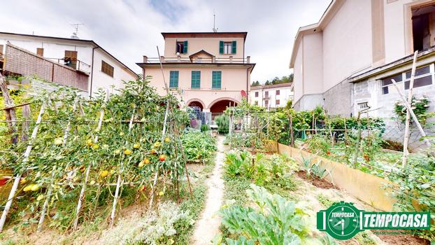 AFFASCINANTE PALAZZINA STORICA CON AMPI SPAZI E TE