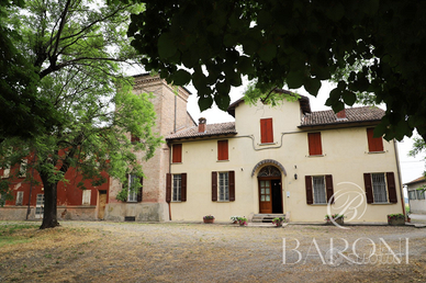 Casa padronale con capannoni e terreno a Poviglio