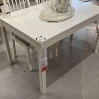 Tavolo legno bianco e sedie similpelle
