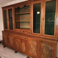 Credenza vintage in legno con particolari decori 