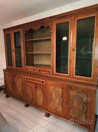 Credenza vintage in legno con particolari decori 