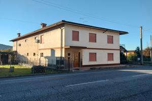 Casa accostasta con garage e cantina