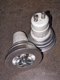 18 Lampadine LED GU10 (16 RGB + 2 colore bianco).