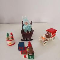Culla con bebè e giochi natalizi miniatura